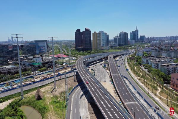 雙向6車道，全長1.6公里，楊高中路改建雙“人”字形高架跨線橋主線通車